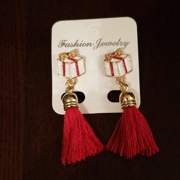 Gift box tassel earrings - Picture 3 of 5